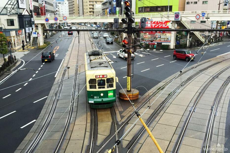 併用軌道とは路面電車の線路を指す。路面電車が走らない地域に住む人にとっては物珍しい存在であるため、旅行先でのクルマの運転時に戸惑うことも多いようだ。