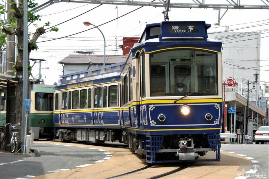 交差点のような急カーブを曲がる路面電車の側面と前後のオーバーハング部は、線路上からはみ出す量がどうしても多くなる。