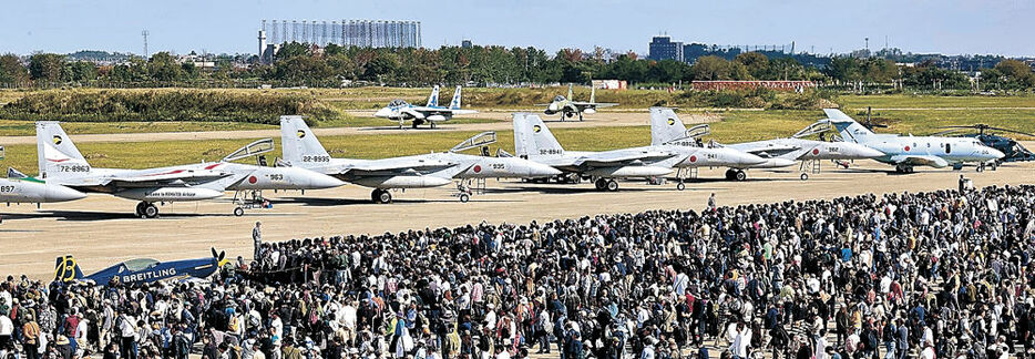 航空ショーの見物に詰め掛けたファン＝昨年１０月、航空自衛隊小松基地