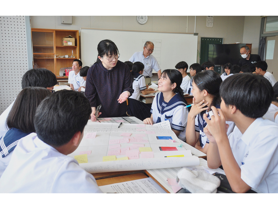 空き家の課題について考え、生徒らが意見やアイデアを共有した住教育ワークショップ＝2日、鹿児島県龍郷町の龍南中学校