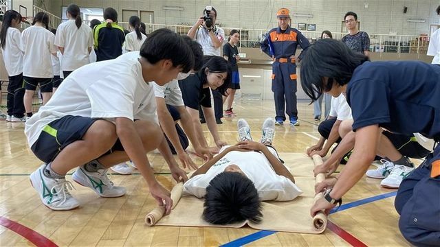 生徒らは防災訓練に参加