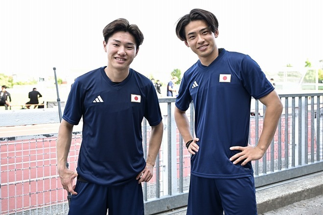 U-23日本代表の仲良しコンビ、三戸（左）と斉藤（右）。写真：金子拓弥 (サッカーダイジェスト写真部／JMPA代表撮影)