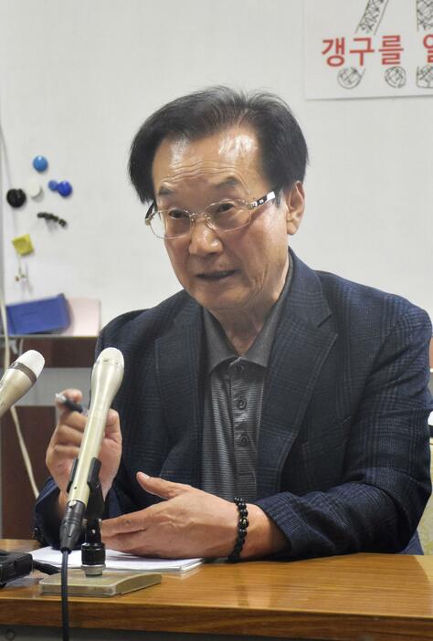 記者会見する韓国遺族会の楊玄会長＝16日午前、山口県宇部市