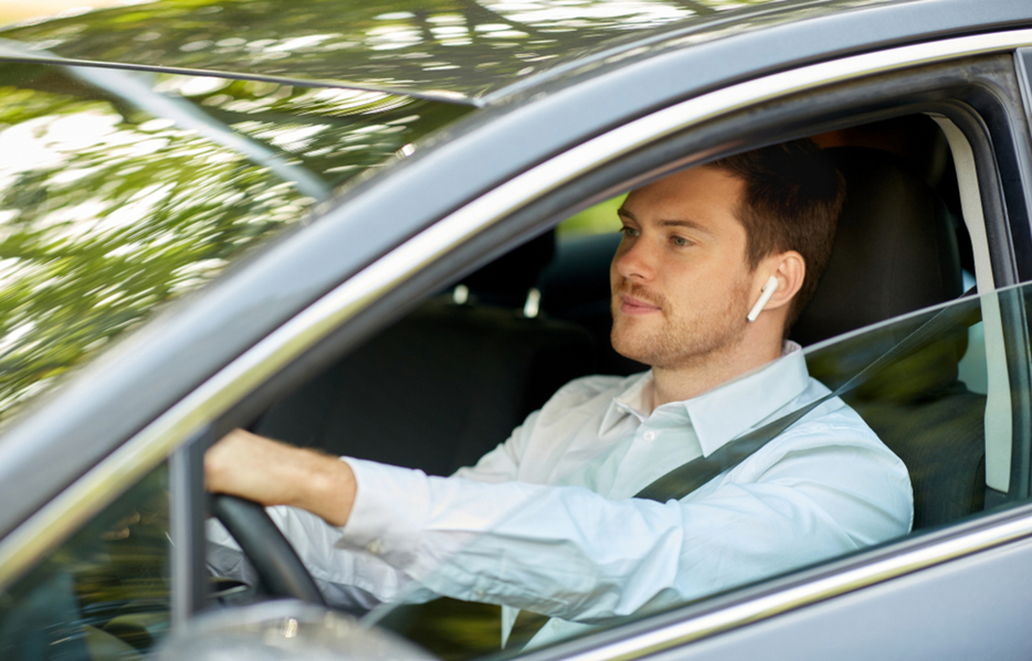 車の運転中にイヤホンをしていたら「罰金5万円」!? 危ない走行をしていたわけでもないのに、なぜ違反なのでしょうか？「片耳だけ」ならOKですか？