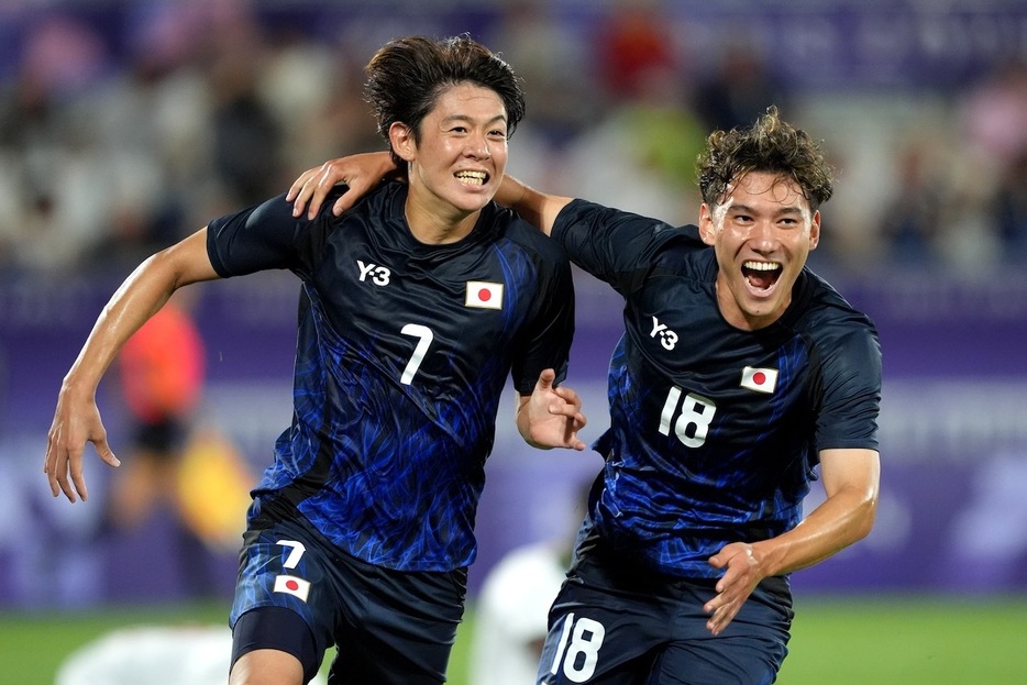 山本理仁（左）がこぼれ球に詰めて決勝ゴール！（写真◎Getty Images）