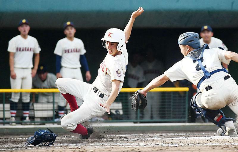 春日部共栄―浦和学院　9回表春日部共栄1死一塁、佐藤の左中間への適時二塁打で一塁走者三田村が生還。捕手落合＝24日、レジスタ大宮