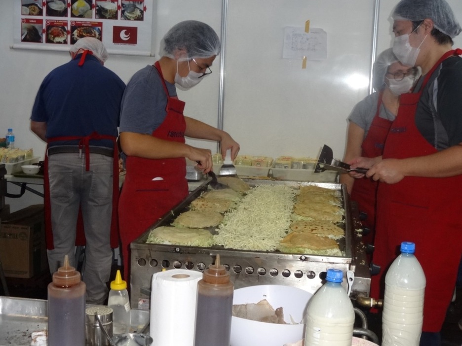 広島風お好み焼きを作っている皆さん