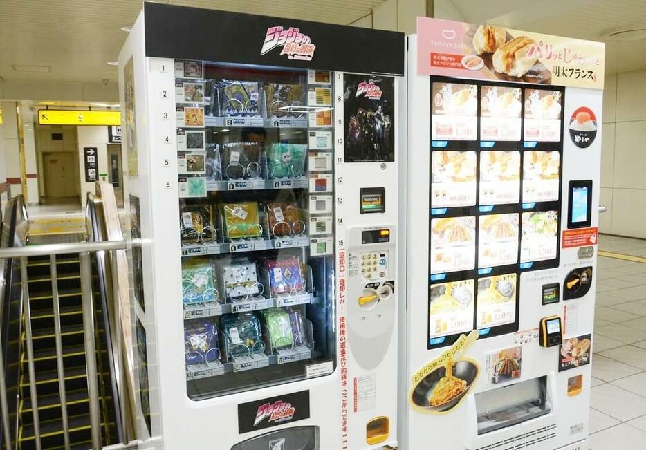 博多駅中央改札口の自販機。コラボ雑貨や”福岡の味”が買える