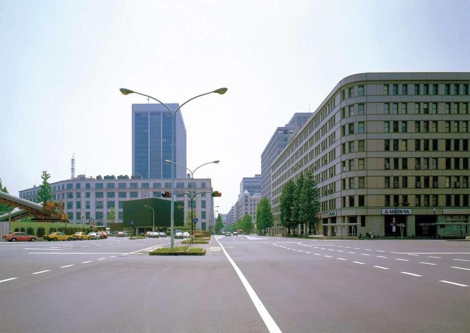 （左）建て替え前の「東京中央郵便局」と、（右）「丸ノ内ビルジング」