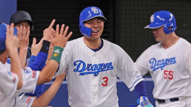 2回に2号3ランを放った中日の高橋周平選手(写真：時事)