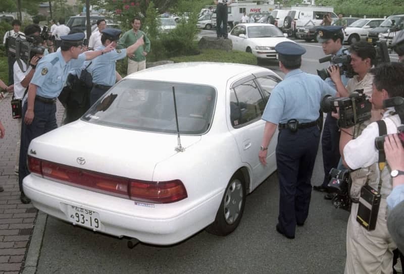 長野県警の事情聴取を終え、松本署を出る河野義行さんを乗せた車＝１９９４年７月