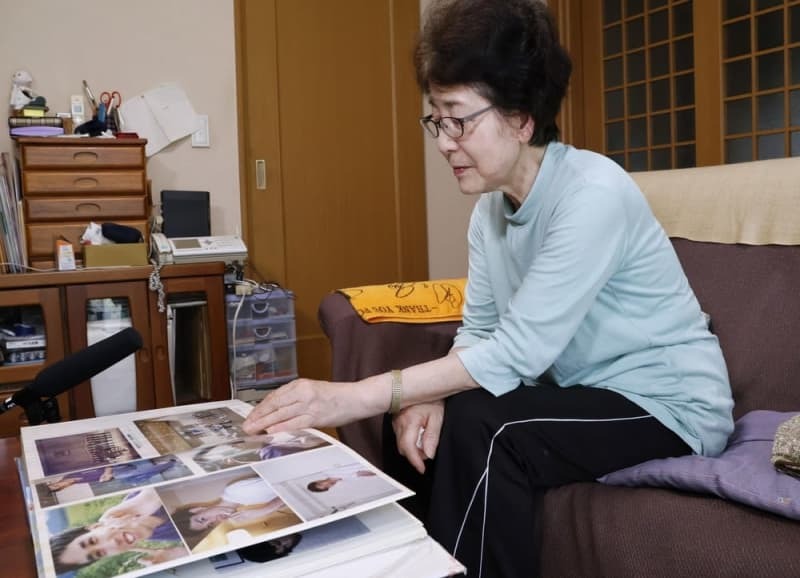 次男の豊さんの写真を見つめる小林房枝さん＝２０２４年６月２５日、静岡県掛川市