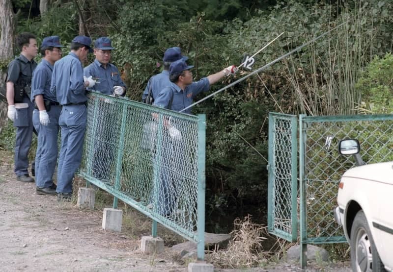 １９９４年６月、松本サリン事件で、魚などが死んでいた池の周辺を調べる長野県警の捜査員ら＝長野県松本市