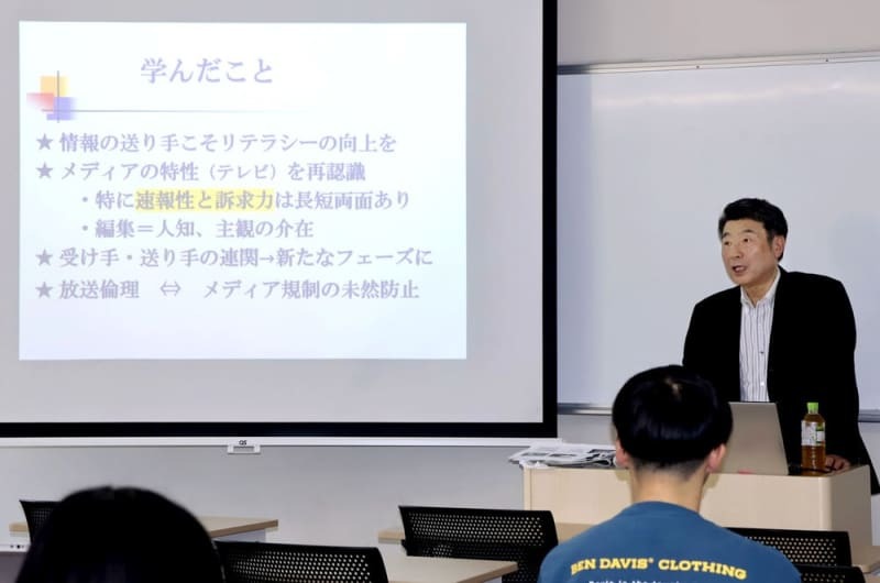 長野県松本市の信州大で講義する、松本サリン事件当時テレビ信州の報道部長だった倉田治夫さん＝２０２４年６月２７日