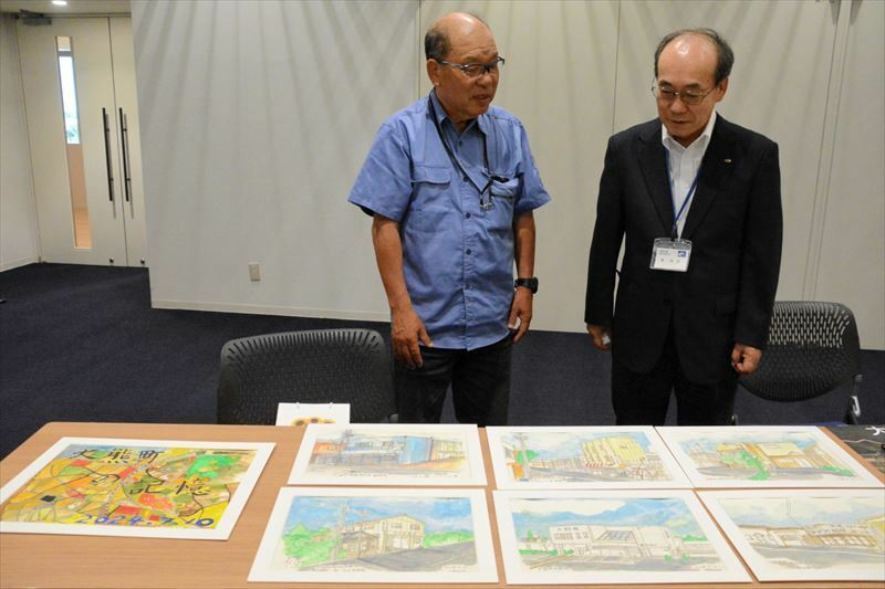 島副町長に贈呈した絵を解説する曺さん（左）