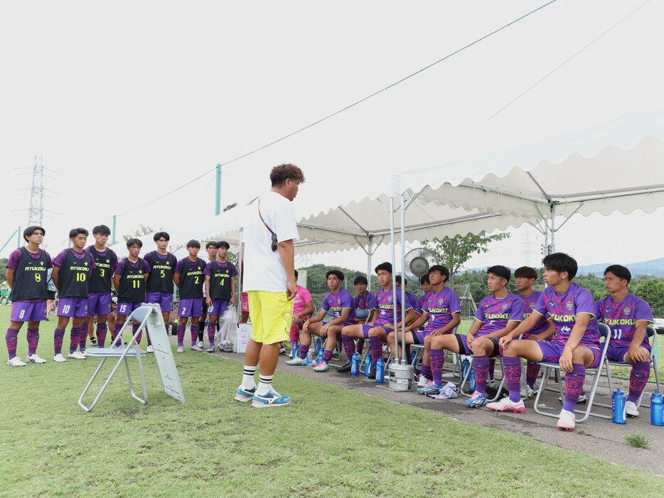 試合前、太田恵介監督のアドバイスを聞く龍谷高の選手たち(Manabu TAKAHASHI)