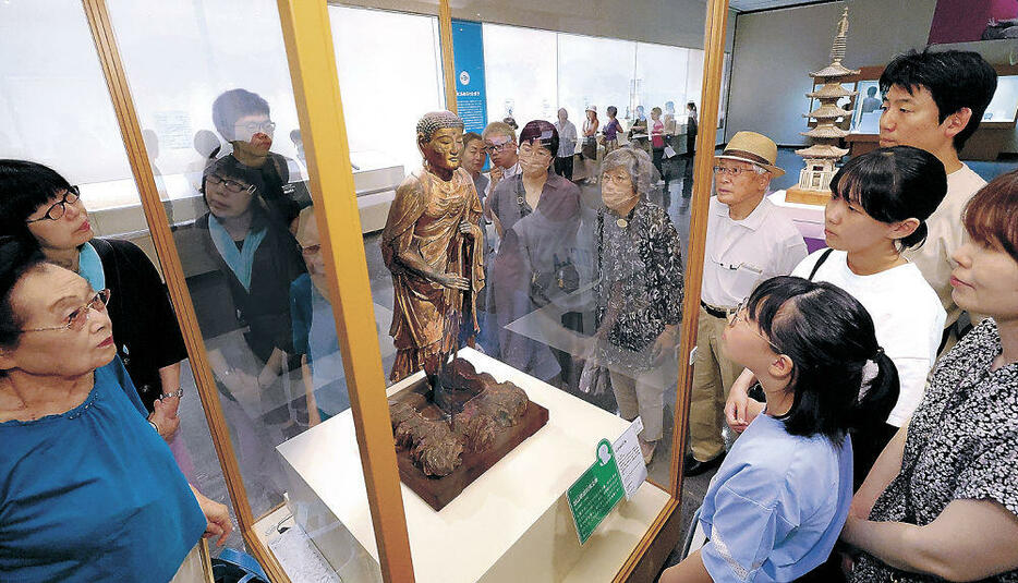 「出山釈迦如来立像」に見入る来場者=金沢市の石川県立美術館