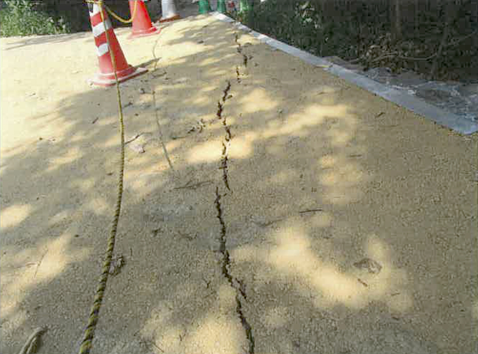 西日本豪雨の際、松山城天守付近の道路に生じた亀裂＝2018年7月、松山市（同市提供）