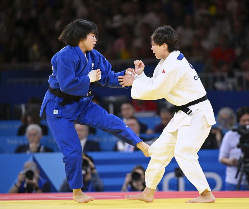 女子57キロ級決勝　カナダの出口クリスタ（右）と対戦する韓国の許海実＝パリ（共同）