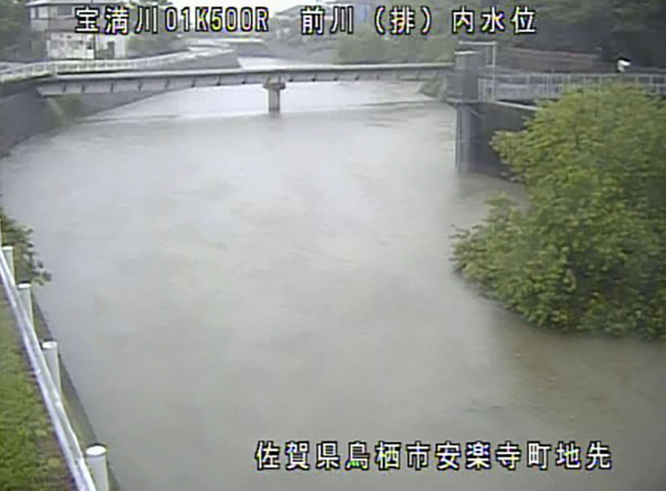 大雨の影響で増水した、佐賀県鳥栖市の宝満川のライブカメラ映像＝15日早朝（国交省提供）