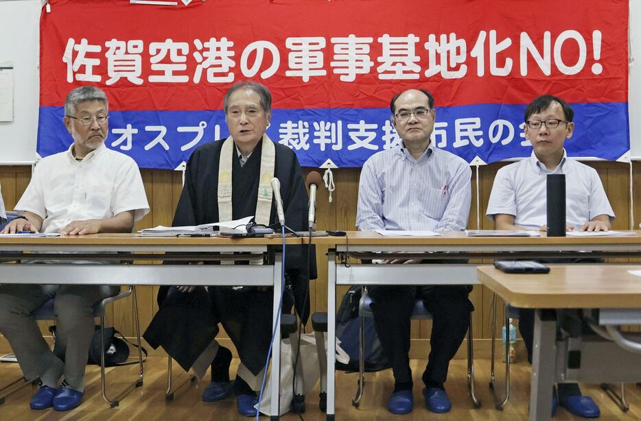 提訴後に記者会見する東島浩幸弁護士（中央右）ら＝29日午後、佐賀市