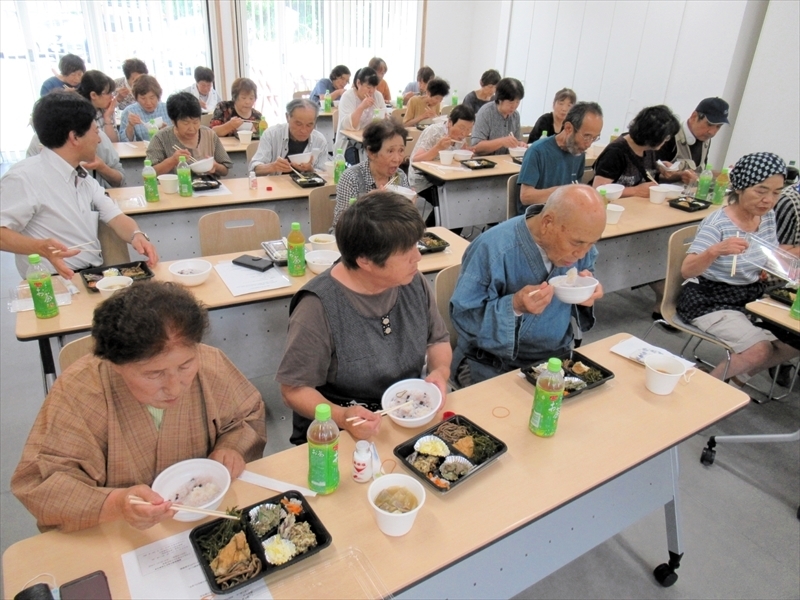 郷土料理を味わう参加者