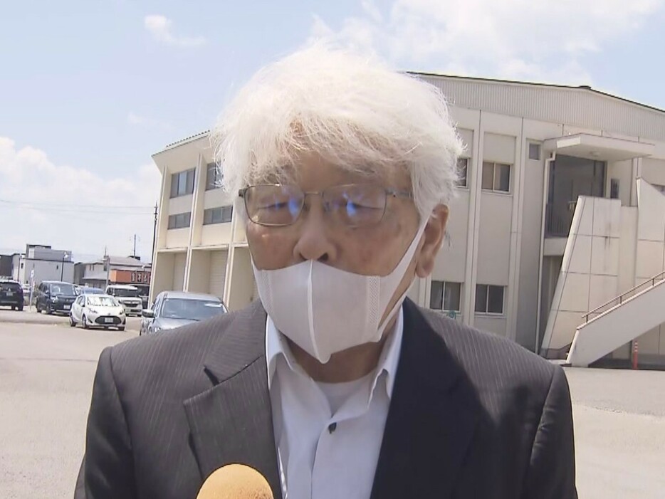 保釈された岡崎被告 2024年7月23日