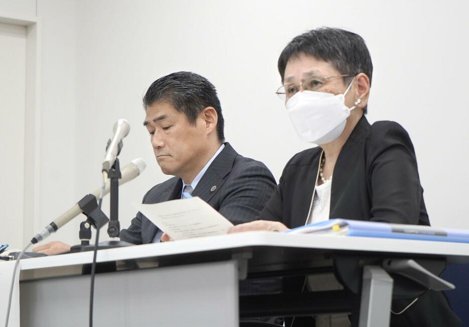 横浜市教育委員会による裁判傍聴妨害問題の検証結果について記者会見する伊東克宏弁護士（左）ら＝26日午後、横浜市役所