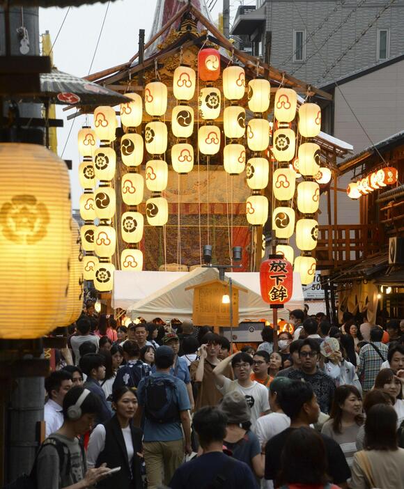 祇園祭の「宵々々山」を迎え、山鉾を見物する人たち＝14日夕、京都市