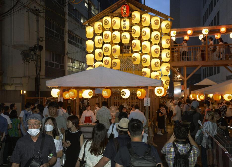 祇園祭の「宵々々山」を迎え、山鉾を見物する人たち＝14日夕、京都市