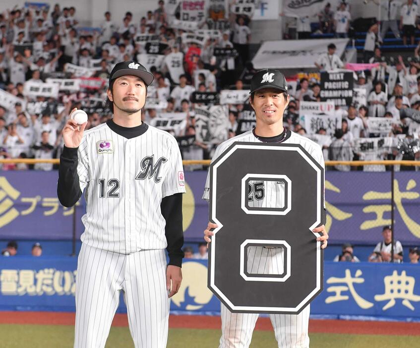 　スタンドからの祝福を背に笑顔を見せる今季初勝利の石川歩（左）とプロ野球新記録の８試合連続二塁打を達成した岡（撮影・開出牧）