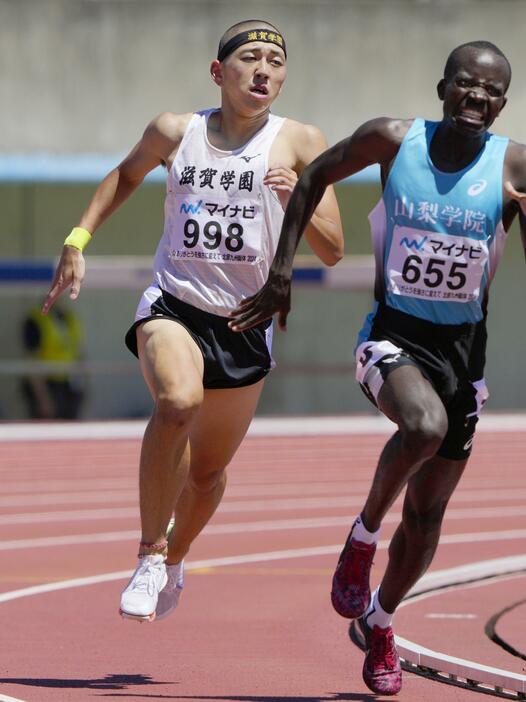 男子800メートル決勝　力走する滋賀学園・落合晃（左）。1分44秒80の日本新をマークし優勝した＝博多の森陸上競技場