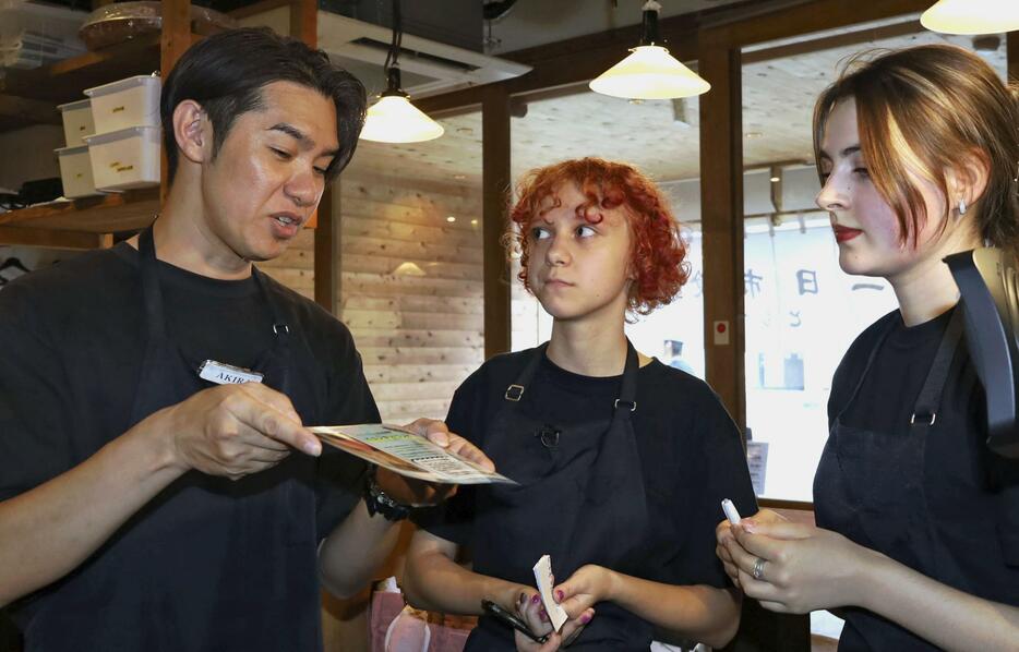 居酒屋でアルバイトとして働くソフィア・ユルチェンコさん（中央）ら＝31日午後、福岡県筑紫野市