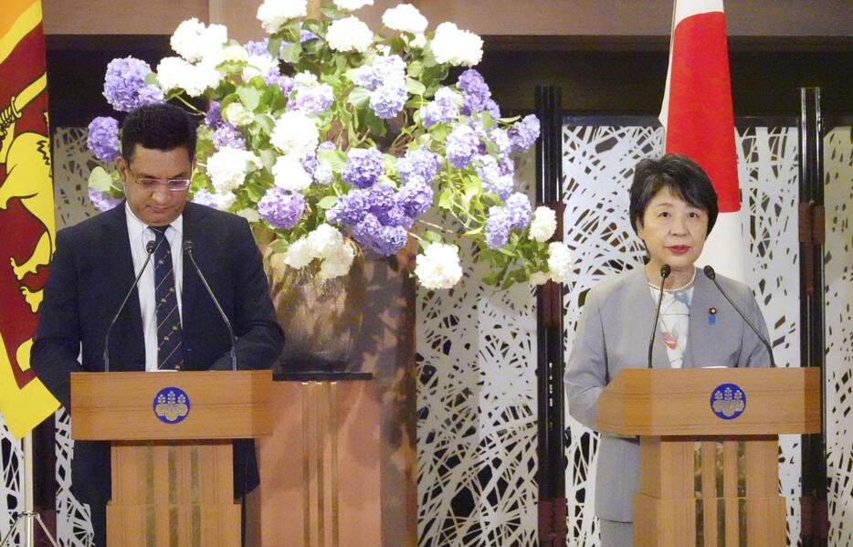 会談後、共同記者発表するスリランカのサブリ外相（左）と上川外相＝2日午後、東京都内