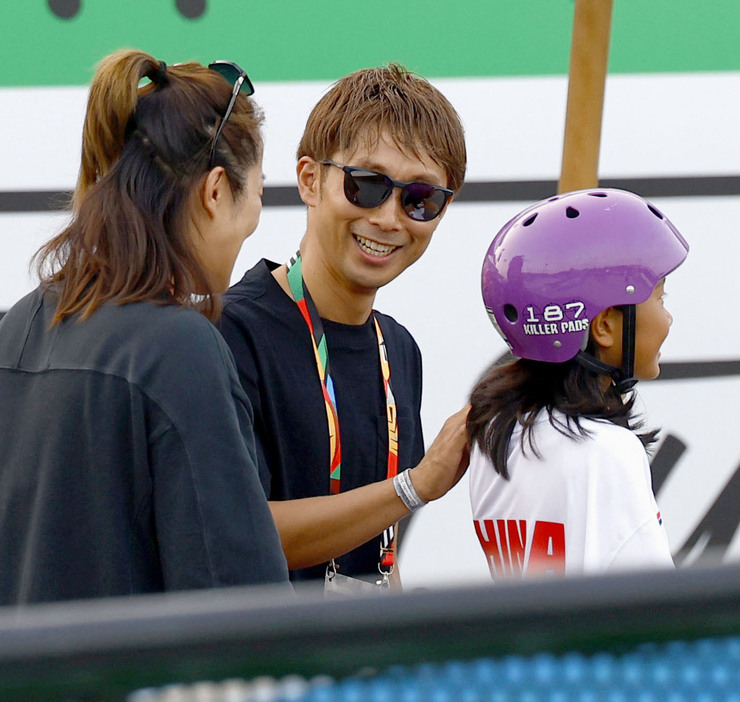 スケートボードの女子ストリート中国代表・崔宸曦（右）とコーチの中坂優太さん（中央）＝6月、ブダペスト（共同）