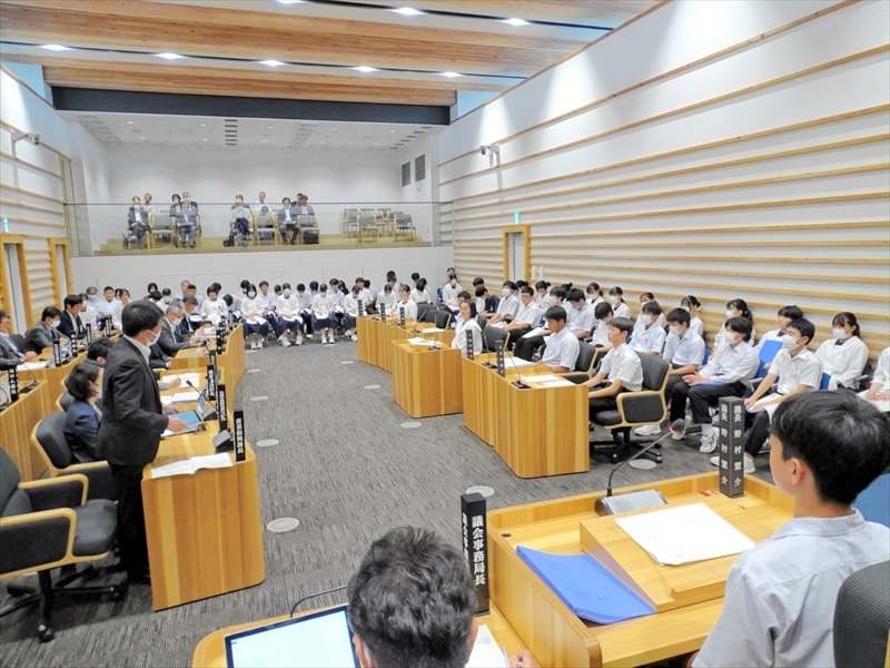 県北中の生徒が議員を務めた子ども議会