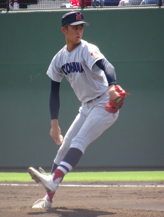 横浜高の1年生右腕・織田は6回途中2失点と好投した[写真＝BBM]