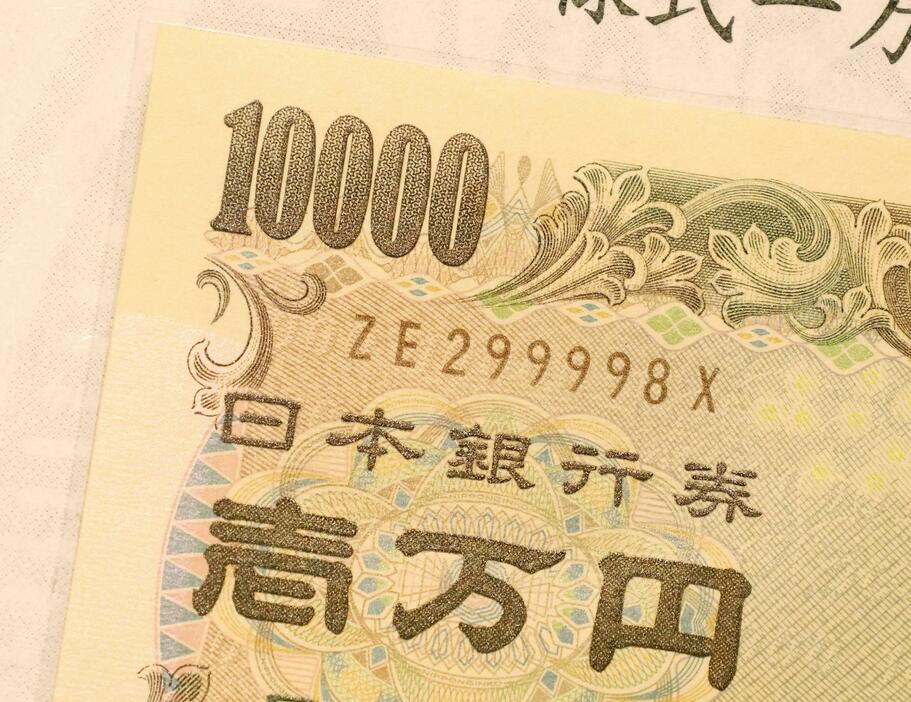 福沢諭吉旧居・福沢記念館でお披露目された、最後に印刷された旧1万円札＝16日午後、大分県中津市