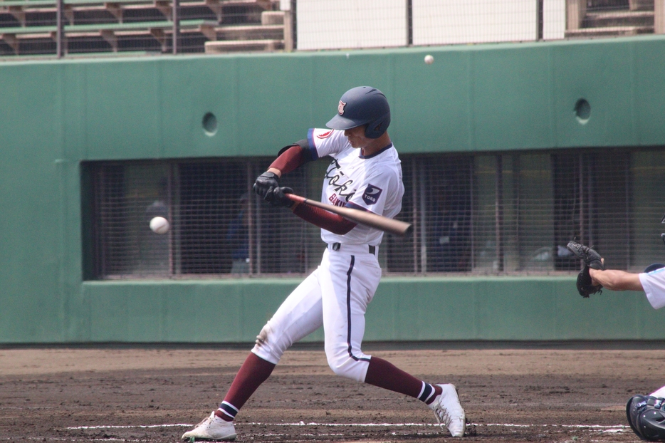 痛烈な中前安打を放つ森駿太（桐光学園）