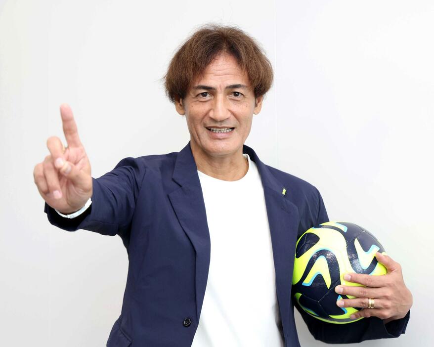 　サッカー男子代表にエールを送る本並健治氏（撮影・金田祐二）