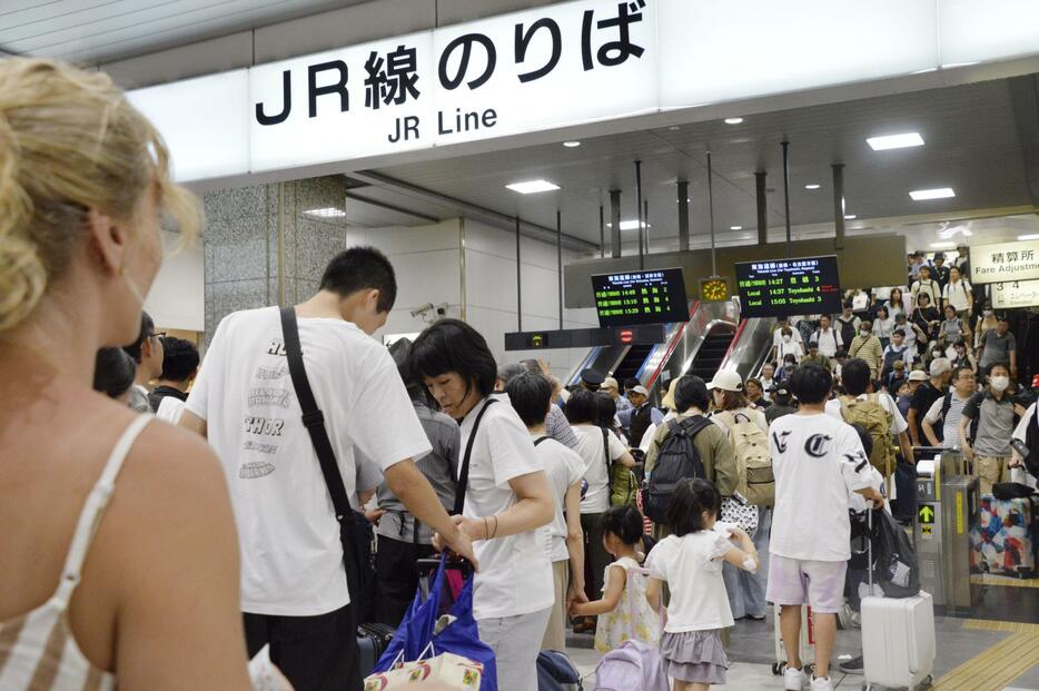 JR浜松駅で名古屋方面行きの在来線に乗り換えるため、列に並ぶ利用客＝22日午後