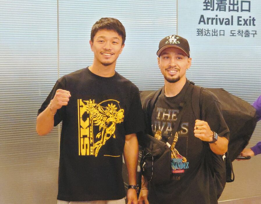 羽田空港に到着した中谷潤人（左）とオラスクアガ