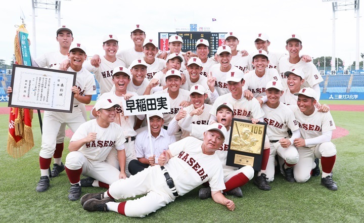 閉会式後、歓喜の早実ナイン。勝負は甲子園である[写真＝菅原淳]