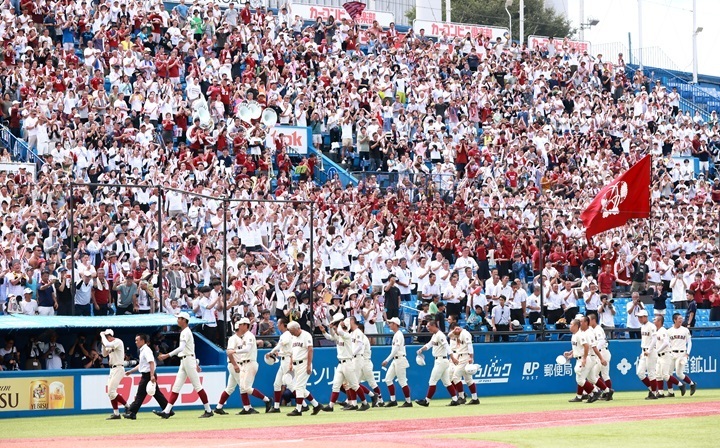 早実と日大三高の名門対決に、神宮球場は2万人の大観衆。三塁側の早実サイドは大応援である[写真＝菅原淳]