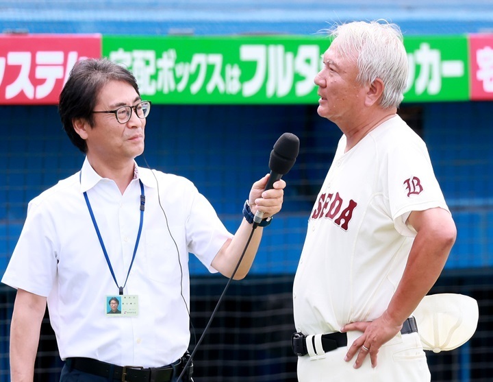 9年ぶりの甲子園出場。母校・早実を指揮する和泉監督は優勝インタビューで喜びを語った[写真＝菅原淳]