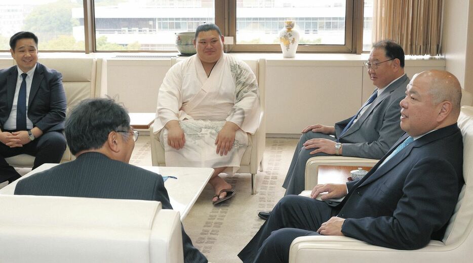 名古屋場所を前に中日新聞社を訪れ、大島宇一郎社長（手前左）と歓談する日本相撲協会の八角理事長（同右）と大の里（中央）ら