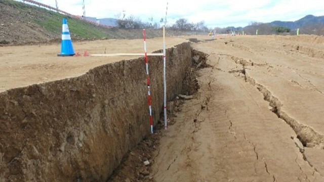 盛り土に亀裂や段差が生じた笠岡バイパスの工事現場　１月　提供：岡山国道事務所