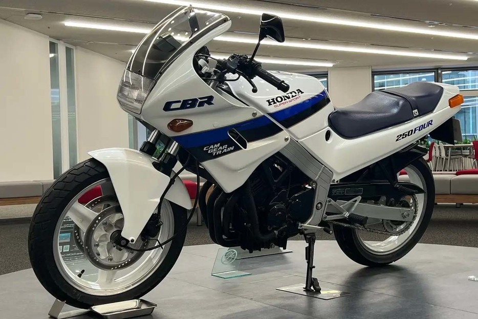 CBR250Four[1986]ホンダ初の250cc四気筒機。カムギアトレイン、アルミツインチューブフレームなどのハイメカでライバル機と一線を画した。