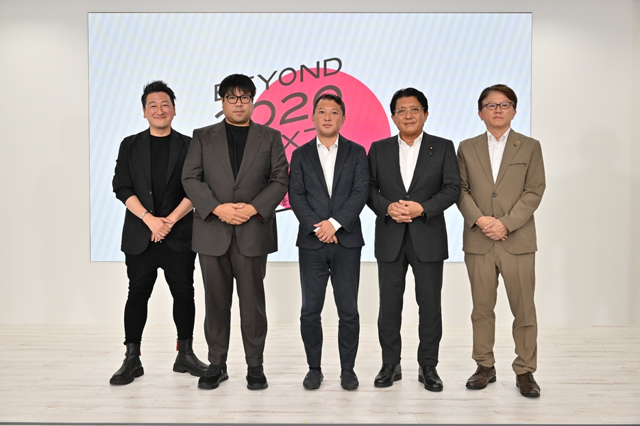 左から堀潤氏、中川悠介氏、横山英俊氏、平井氏、「BEYOND 2020 NEXT FORUM」代表幹事の一木広治氏