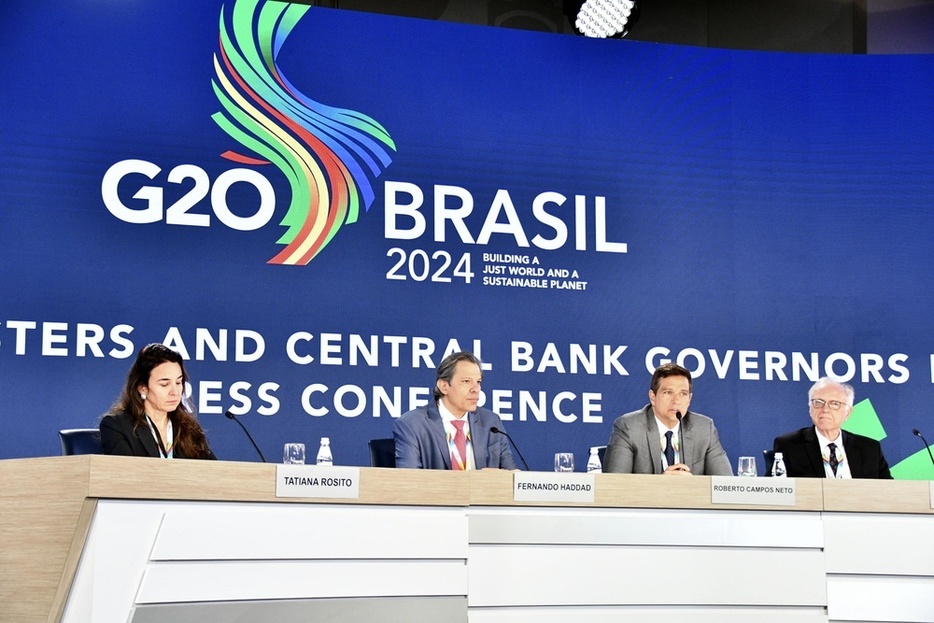 4月、G20財務相・中央銀行総裁会議の閉幕後に記者会見するブラジル中央銀行総裁（右から2人目）ら＝米ワシントン（共同）